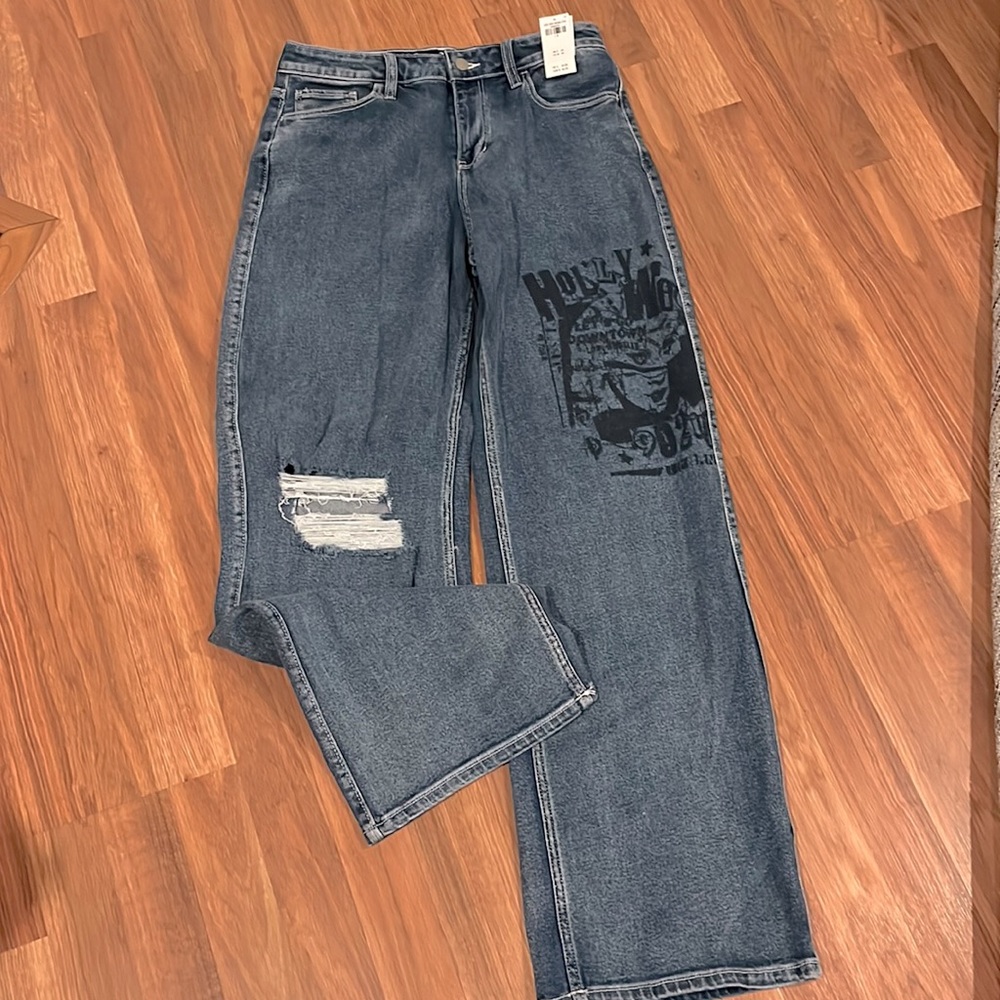 New with tags, great condition Hollister jeans size 7R. Wide leg style.